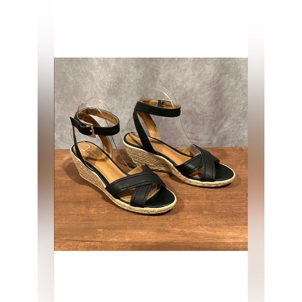 G.H. Bass Black and Tan Vegan Leather Wedge Sandals size  8
